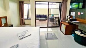 TV a/nebo společenská místnost v ubytování Lucky Buako Hotel Patong