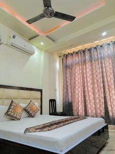 um quarto com uma cama e uma ventoinha de tecto em Shiv Shankar Guest House em Amritsar