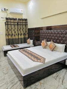 Säng eller sängar i ett rum på Shiv Shankar Guest House