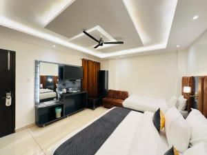Hotel The Vaishvik客房内的一张或多张床位
