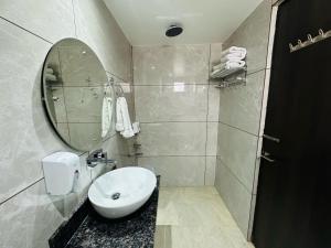 Hotel The Vaishvik的一间浴室