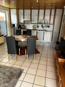 una cucina con tavolo e sedie in una stanza di Zur Fellnase a Horka