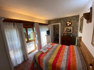- une chambre avec un lit doté d'une couette colorée dans l'établissement Villa Gallorosso, à Settignano