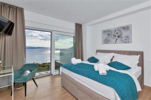 Postel nebo postele na pokoji v ubytování Villa Skyview mit Infinitypool und Panorama Meerblick + 61 fotografií