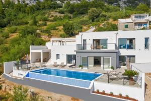 Bazén v ubytování Villa Skyview mit Infinitypool und Panorama Meerblick nebo v jeho okolí
