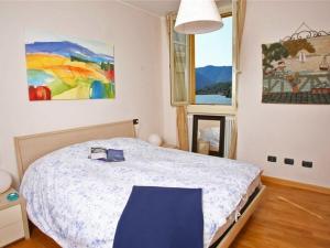 メナッジョにあるLa Piazza Menaggioのベッドルーム1室(ベッド1台付)が備わります。壁には絵画が飾られています。