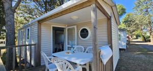 Gambar di galeri bagi Mobil home 4 pers ombragé climatisé camping Marvilla parc AGDE di Agde
