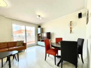 ein Wohnzimmer mit einem Tisch und einem Sofa in der Unterkunft Attractive apartment in Roquetas de Mar with terrace in Roquetas de Mar