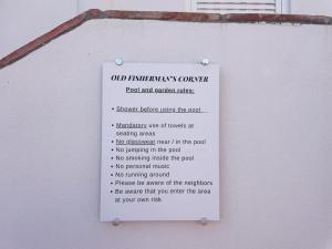 Old Fisherman's Corner 10 - Centro Old Town Albufeira في ألبوفيرا: علامة على جانب المبنى