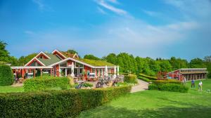 una grande casa con tetto con prato di Golf Cubes Hohwacht a Hohwacht