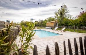 une cour avec une piscine et une clôture en bois dans l'établissement Chambres d'hôtes Le Studio Bordelais avec bain nordique, à Mérignac