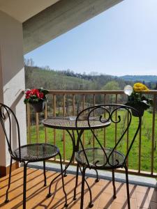 Balkon lub taras w obiekcie Ospitalità Agricola di Langa Alloggio Mansardato Vacanze