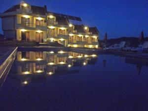 Výhled na řeku, která protéká v blízkosti hotelu