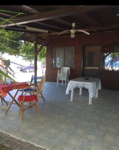 una casa con patio con mesa y sillas en Rent House: Velanidiá, en Makryámmos
