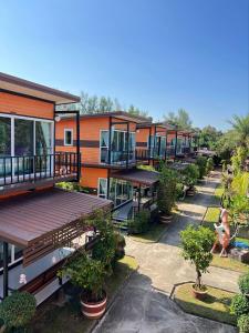 an aerial view of a row of houses at รัตนารีสอร์ท ลันตาน้อย in Ban Mo Nae