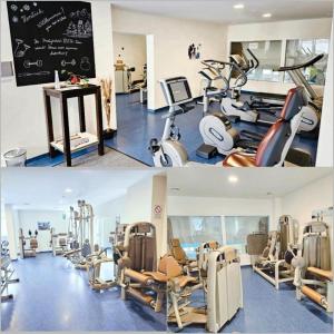 een fitnessruimte met loopbanden en hometrainers in een kamer bij Ferienwohnung Wallner Rosi in Sankt Englmar