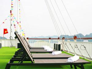 un gruppo di panchine su una nave da crociera di Le Journey Calypso Pool Cruise Ha Long Bay a Ha Long