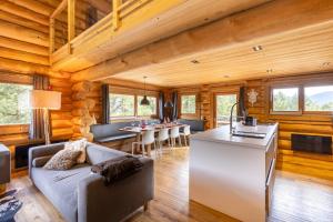 a living room with a couch and a table at Le Chalet Etoile des Neiges - Ski à pied in Les Angles