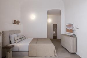 Giường trong phòng chung tại Canaves Ena - Small Luxury Hotels of the World