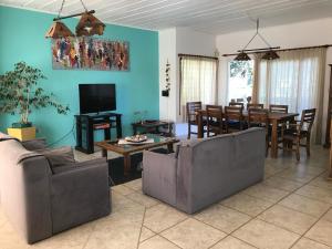 a living room with a couch and a dining room at Refugio costero in Pinamar