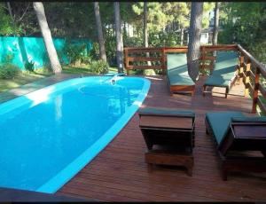 a large swimming pool on a wooden deck at Refugio costero in Pinamar