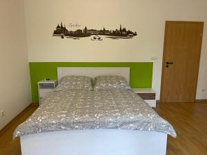 Schlafzimmer mit einem Bett und einem Skyline-Aufkleber an der Wand in der Unterkunft Ferienwohnung im Zentrum Zwickaus in Zwickau