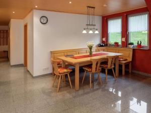 uma cozinha e sala de jantar com mesa e cadeiras em Cosy farmhouse apartment at the edge of the forest em Mühlenbach