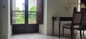 a room with a door and a desk and a window at Palacio de los Angulo casa histórica en el centro de Córdoba in Córdoba