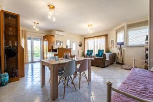 una cucina e un soggiorno con tavolo e sedie di Estell’s sweet luxury house a Volos Altre 47 foto