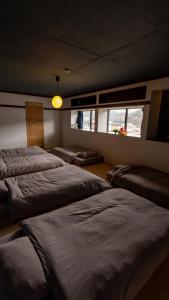 Habitación con 3 camas y ventana en Bathhouse Kasumi - Vacation STAY 25233v en Ina