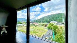 Habitación con ventana y vistas a la montaña. en Bathhouse Kasumi - Vacation STAY 25233v en Ina