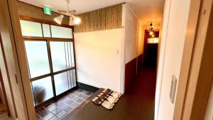 Bathhouse Kasumi - Vacation STAY 25233v في إينا: غرفة مع مجموعة من المقاعد أمام النافذة