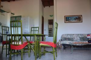 Pokój ze stołem, krzesłami i kanapą w obiekcie Via dei Ciclamini - FPO-NETT01 w mieście Porto Ottiolu