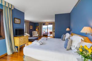 ein Schlafzimmer mit blauen Wänden und einem großen Bett in der Unterkunft Hotel Blancafort Spa Termal in La Garriga