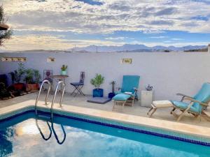 Bazén v ubytování Dachterrassenzimmer in romantischem Landhaus mit Pool nebo v jeho okolí