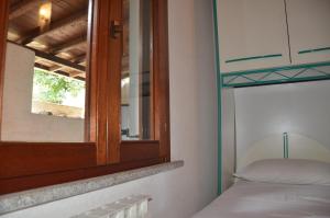 sypialnia z lustrem i łóżkiem piętrowym w obiekcie Via dei Ciclamini - FPO-NETT01 w mieście Porto Ottiolu