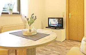 sala de estar con mesa y TV en Beautiful Apartment In Petersdorf With Kitchen, en Petersdorf