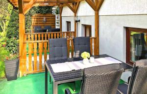 una mesa y sillas en un patio en Beautiful Apartment In Petersdorf With Kitchen, en Petersdorf
