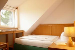 Postel nebo postele na pokoji v ubytování Hotel Enddorn Hiddensee + 14 fotografií