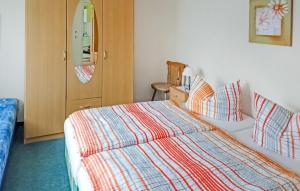 1 dormitorio con 1 cama y vestidor con espejo en Cozy Home In Altglobsow With Kitchen, en Altglobsow