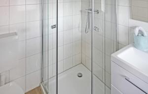 y baño con ducha, aseo y lavamanos. en Cozy Home In Altglobsow With Kitchen, en Altglobsow
