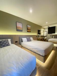 Katil atau katil-katil dalam bilik di LYL Jaccuzi Private Pool House - 16PAX