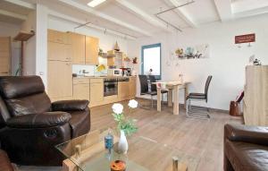 un soggiorno con divano e tavolo e una cucina di Gorgeous Apartment In Klink With Kitchen a Klink