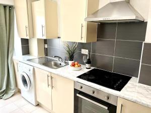 Kuchyň nebo kuchyňský kout v ubytování Modern 2 bed close to mall with parking & garden