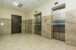 a hallway with two elevators and a door in a building at красивая квартира на берегу озера. in Chişinău