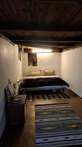 1 dormitorio con 1 cama en una habitación con alfombra en Arthome by Doghari Stays, en Manali