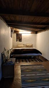 マナリにあるArthome by Doghari Staysのラグ付きの部屋にベッド付きのベッドルーム1室があります。
