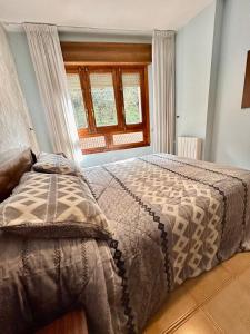 a bedroom with a bed and a window at Del Valle 3 in Cudillero
