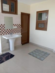 bagno con lavandino e specchio di MID CITY HOTEL & RESTO a Chandīgarh