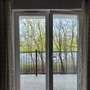 una puerta abierta con vistas a un balcón en NATURA apartament en Malbork